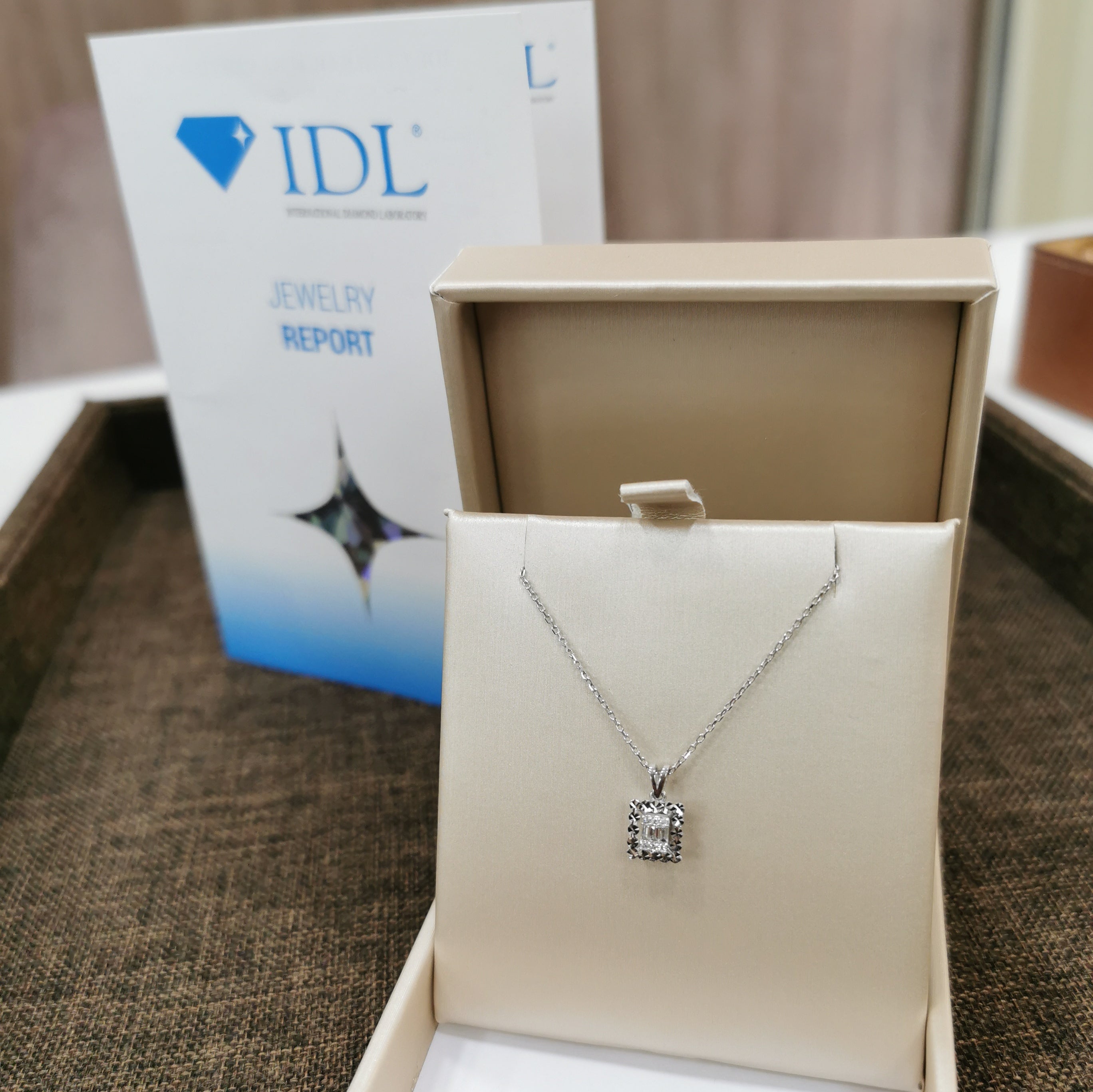 Висулка бяло злато с диаманти 0.07 карата